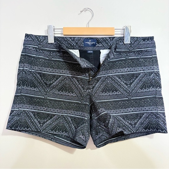 3/$10⚡️American Eagle Black & White Patterned Midi Length Shorts 5” Inseam - Picture 2 of 14